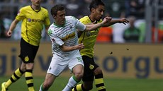 PETLAOVANÁ. Max Kruse z Mönchengladbachu (uprosted) bojuje o mí s...