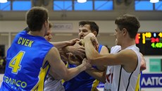 MELA. Momentka z ligového duelu Dína (bílá) a Opavy