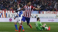 Diego Costa (uprosted) z Atlética Madrid slaví gól, kterým otevel skóre...