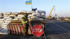 Ukrajinský voják na improvizovaném hraniním pechodu u vesnice Salkovo (10....