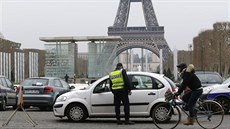 Sudá, nebo lichá? Policista kontroluje doklady v den, kdy v Paříži směla jezdit...