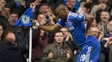 STA�E�EK. Samuel Eto'o z Chelsea svérázn� oslavuje gól proti Tottenhamu.