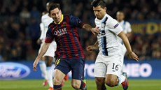 SOUBOJ ARGENTINSKÝCH ÚTONÍK. Barcelonský Lionel Messi (vlevo) v souboji se