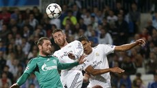 STOPEI V AKCI. Ramos a Varane (vpravo) z Realu Madrid svádjí vzduný souboj s