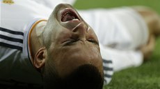 ZRAN�NÍ. Pro Jesého z Realu Madrid skon�il zápas se Schalke záhy.
