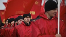 Rusové od�ni v rudém vy�li do ulic Moskvy na podporu odtr�ení Krymu od Ukrajiny