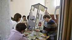 Volební komise na krymském poloostrovu pepoítávají hlasy. (16. 3. 2014)