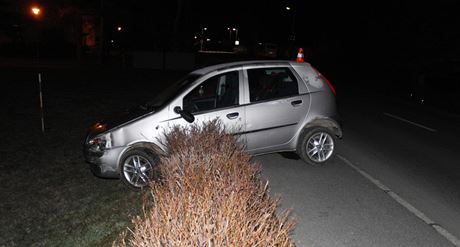 Dál u ne. Auto opilé idiky skonilo v úterý veer v Trojanovicích v ivém