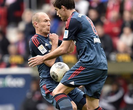SOUBOJ? V neobvyklém stetu se ocitli spoluhrái z Bayernu Robben (vlevo) a