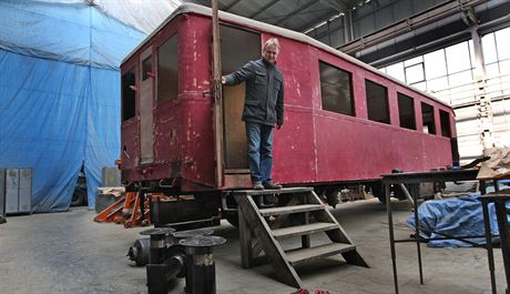Majitel Olpasu Moravia Jaromír Foltýn ped starým vagónem, ze kterého se stane...