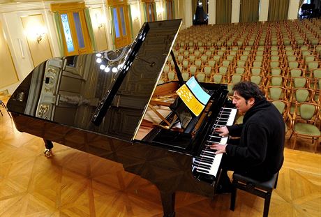 Filharmonie Brno získala nový koncertní klavír znaky Steinway za necelé tyi...