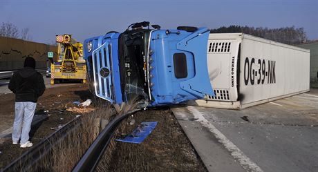 Na 134. kilometru havaroval rumunský kamion peváející mraená kuata.