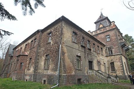 V takzvaném Zámeku nacisté v dob heydrichiády vyslýchali eské vlastence a obyvatele Leák, na nedaleké stelnici je pak popravili.