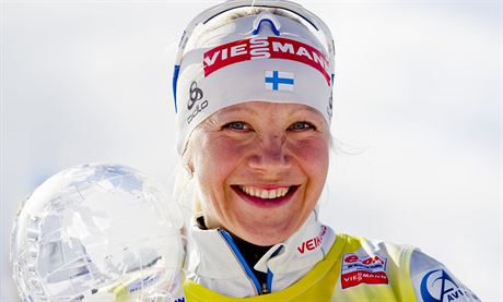 Finsk biatlonistka Kaisa Mkrinenov s globem pro vzku Svtovho pohru.