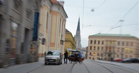 Spolenost Kofi-Kofi postavila svj stánek u zastávky hned vedle kavárny Café...