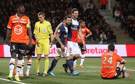 Ezequiel Lavezzi (22) a Thiago Motta (8) z Paris SG se usmívají, oslavili gól...