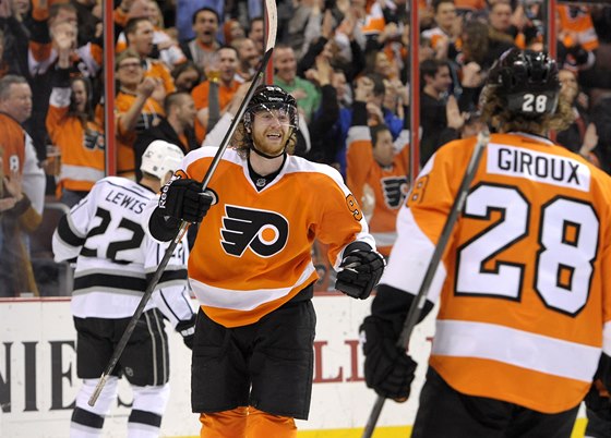 Jakub Voráek z Philadelphie má dvod k úsmvu - práv vstelil branku do sít