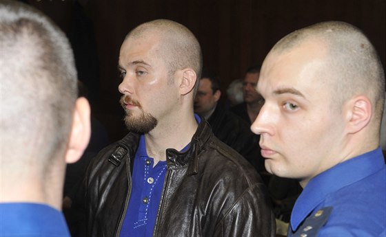 Před Vrchním soudem v Olomouci stanuli 26. března Radek Sobotka (uprostřed) a...