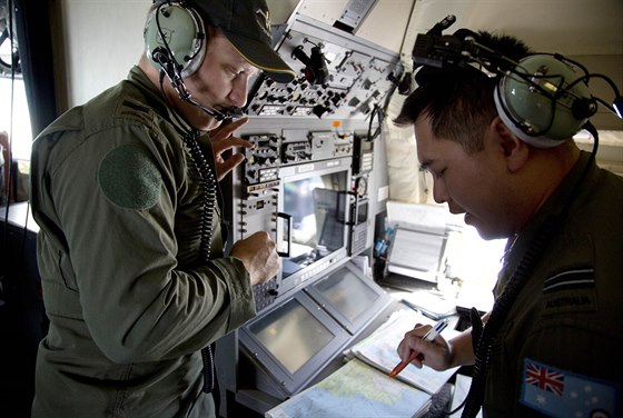 Posádka australského pátracího letounu bhem hledání trosek zmizelého letu MH370