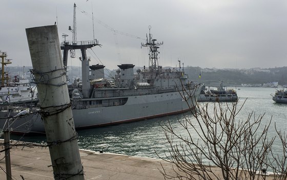 Ruské lod blokují ukrajinské plavidlo Slavuty v sevastopolském pístavu. (20.