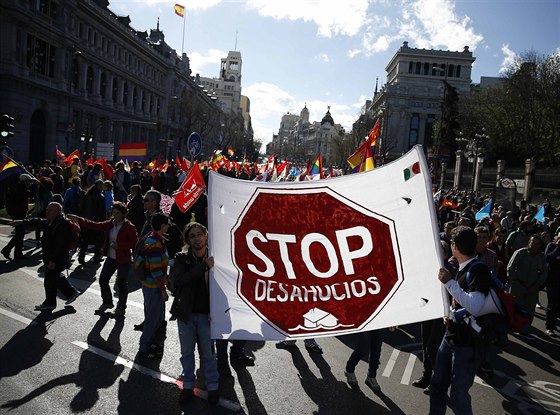 Spoleenská frustrace otevírá dvee protestním stranám i protestním politickým osobnostem.