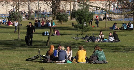 Sokolský ostrov. U plaveckého bazénu v centru eských Budjovic se scházejí...