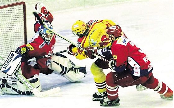 Před deseti lety, v březnu 2004, hokejový útočník Roman Hlouch ve žlutém dresu...