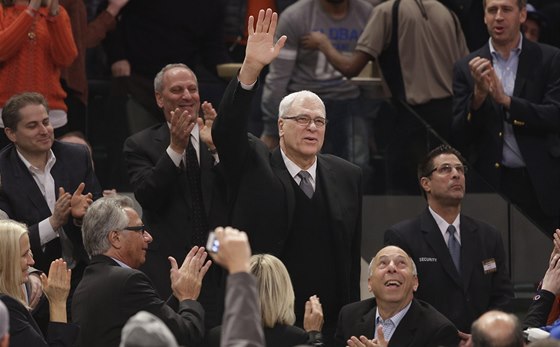 Nov prezident New York Knicks Phil Jackson dkuje fanoukm za ovace.