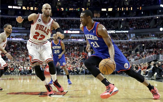 Thaddeus Young z Philadelphie míí ke koi, startuje na nj Taj Gibson z