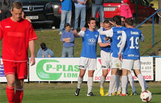 Fotbalisty Táborska (v modrém) eká v domácím poháru velká výzva jménem Plze. Budou se radovat ze vsteleného gólu?
