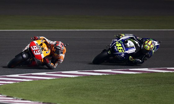 Souboj pi Velké cen Kataru ve tíd MotoGP: Marc Márquez  vede Valentine