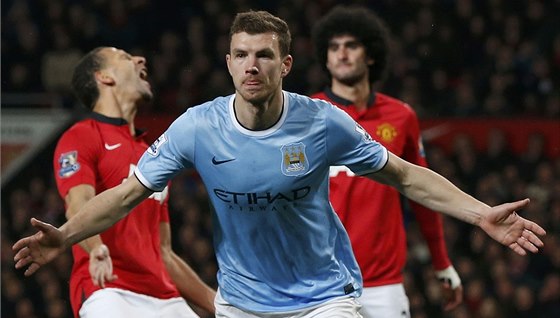 STELEC. Edin Deko z Manchesteru City slaví svj druhý gól proti Manchesteru