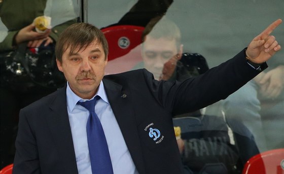 Trenér Olegs Znaroks na střídačce hokejistů Dynama Moskva.