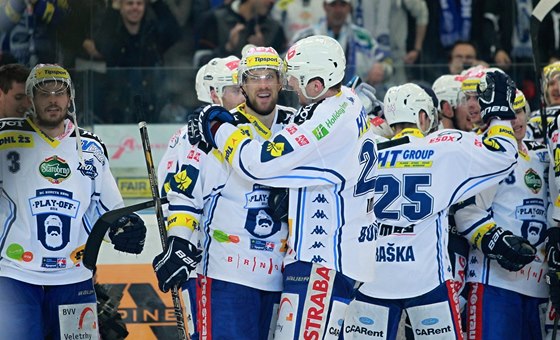 Hokejisté Komety Brno se radují z postupu do semifinále extraligy. 