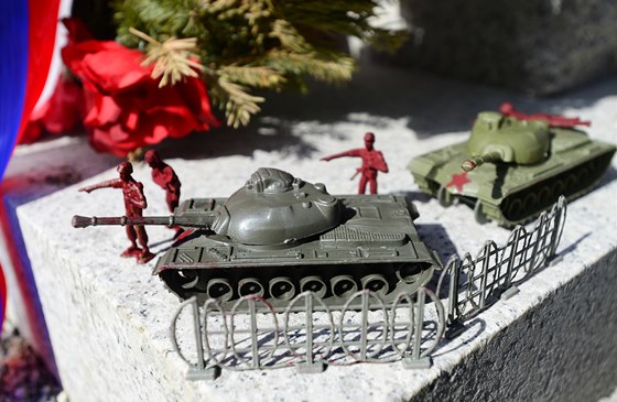 Vojáci a tanky na pomníku ruským internacionalistm
