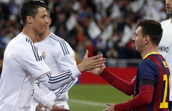Pedzápasový pozdrav fotbalových megahvzd: vlevo Cristiano Ronaldo z Realu...