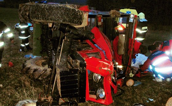 Při převrácení traktoru se zranil řidič i spolujezdec. Jednoho z mužů stroj...