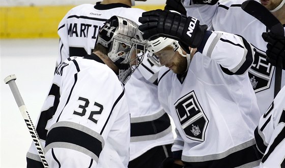 Jonathan Quick (32) a Marián Gáborík slaví výhru Los Angeles.