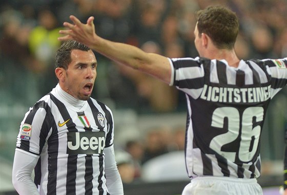 Carlos Tevez a Stephan Lichsteiner slaví gól Juventusu.