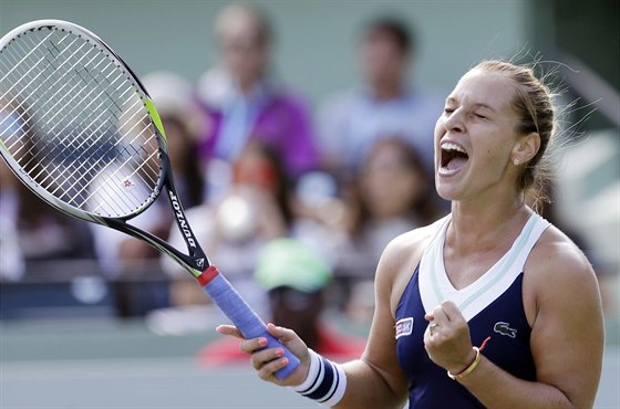 Dominika Cibulková se raduje z postupu do semifinále turnaje v Miami.