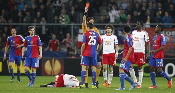 VYLOUEN. Obránce Marek Suchý z Basileje dostal na zaátku osmifinálové odvety