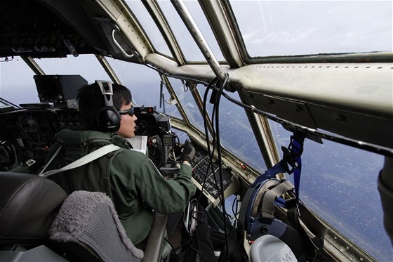 Japontí piloti pátrají po troskách zmizelého letu MH370. (22. 3. 2014)
