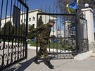 Ukrajinský voják zavírá bránu do vojenské základny v krymském mst Belbeku...