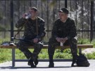 Ukrajinští vojáci před základnou Belbek na Krymu (20. března 2014)