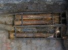 Archeologové spolen s pyrotechniky odkrývají na pedpolí lomu Bílina jedno z...