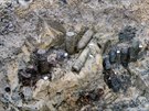 Archeologov spolen s pyrotechniky odkrvaj na pedpol lomu Blina jedno z...