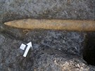 Archeologov spolen s pyrotechniky odkrvaj na pedpol lomu Blina jedno z...
