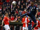 POSPCH V OHROENÍ. Jerome Boateng z Bayernu Mnichov se výskoku snaí odehrát...