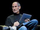 K vizái Steva Jobse, zakladatele firmy Apple, patily tmavý rolák, rovné díny...
