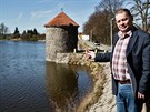 Starosta Hostivice Jaroslav Kratochvíl na hrázi rybníka v místní ásti  Bve